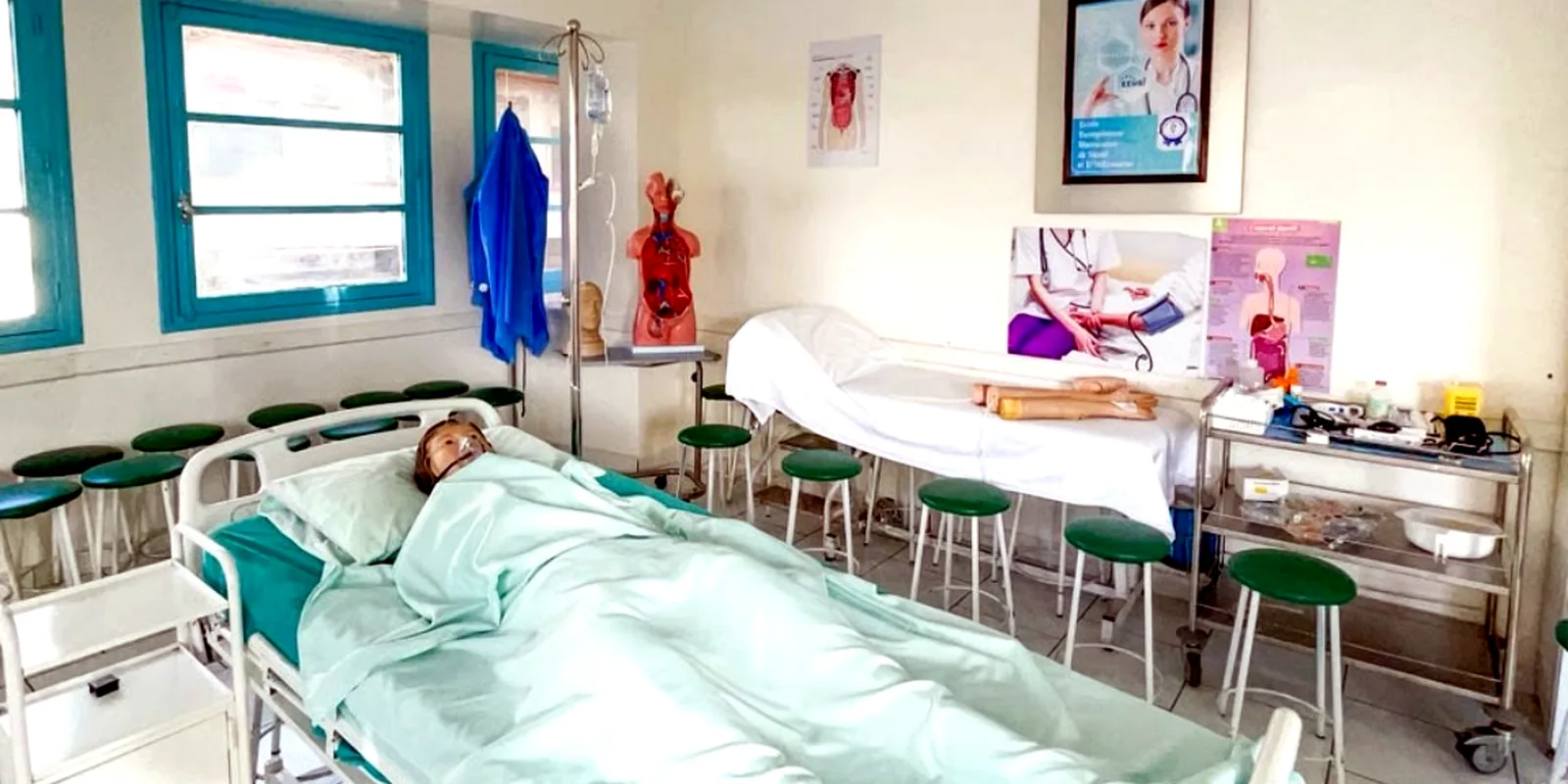 Salle de simulation avec mannequin et équipement de soins à l’EEMSI