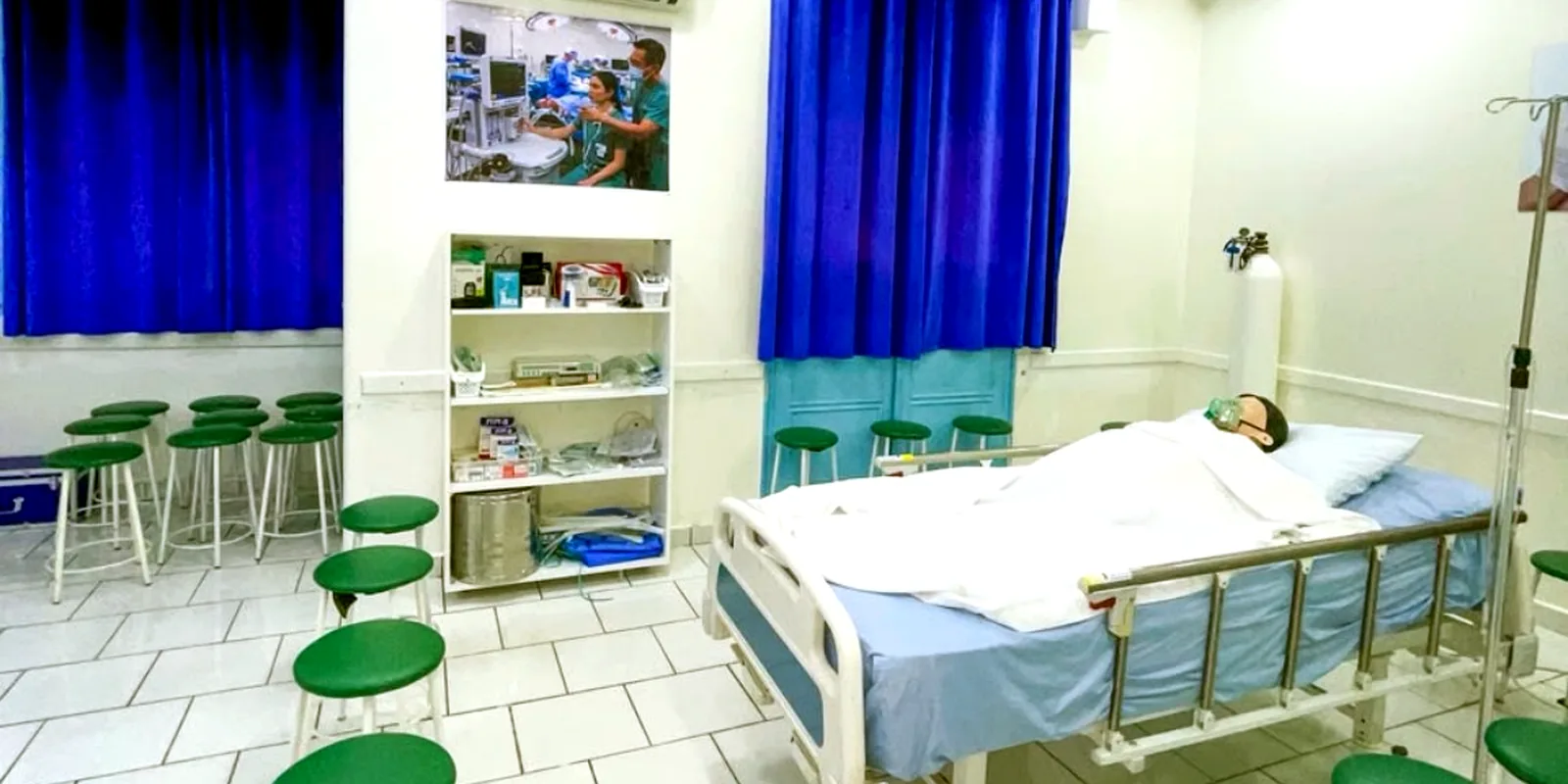Salle de simulation clinique avec lit et matériel pédagogique à l’EEMSI
