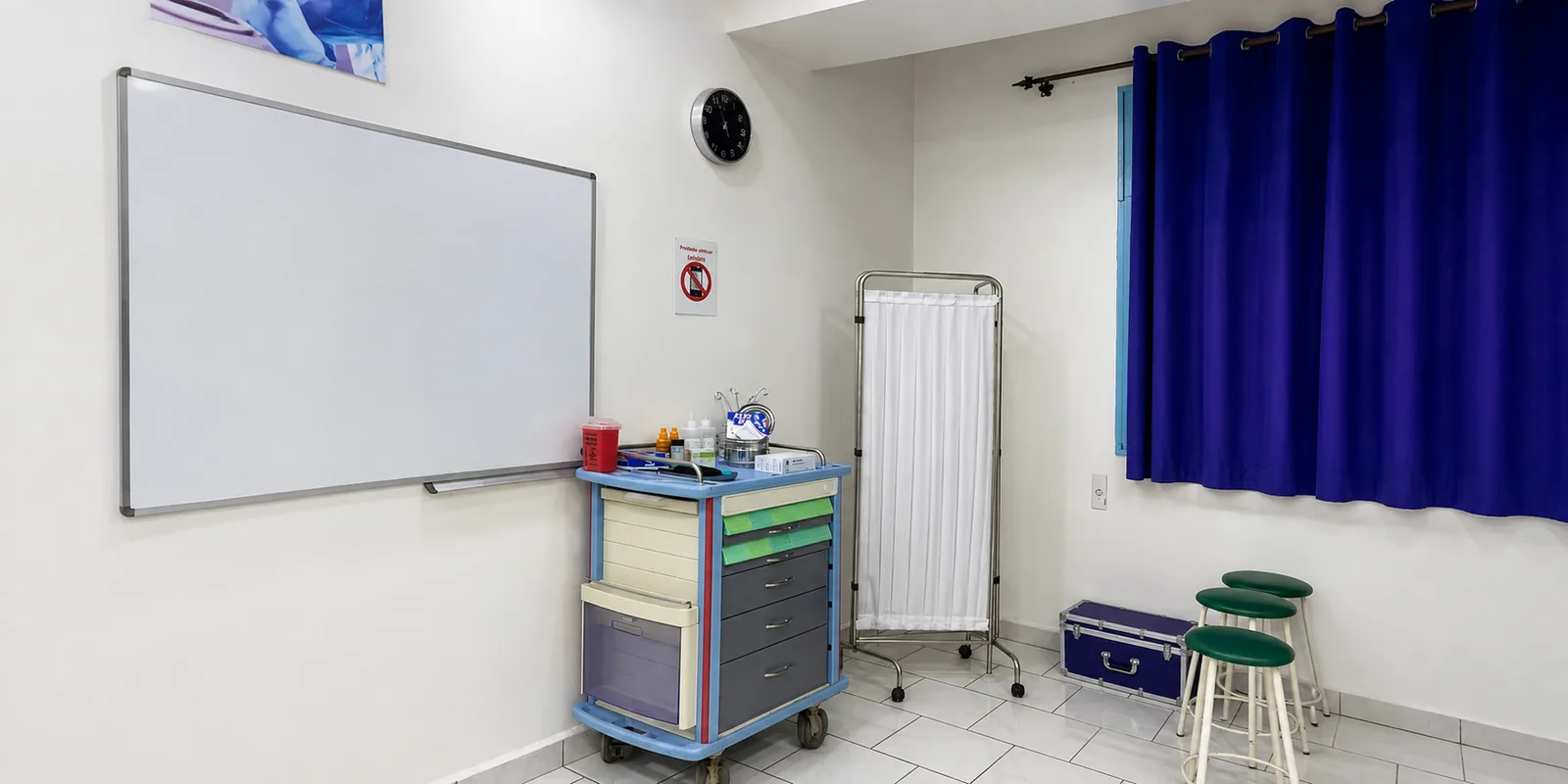 Coin de soins cliniques avec chariot médical et paravent à l’EEMSI