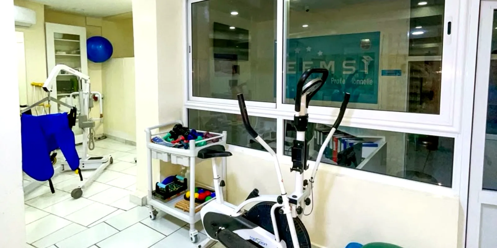 Espace de rééducation avec vélo et matériel de mobilité à l’EEMSI