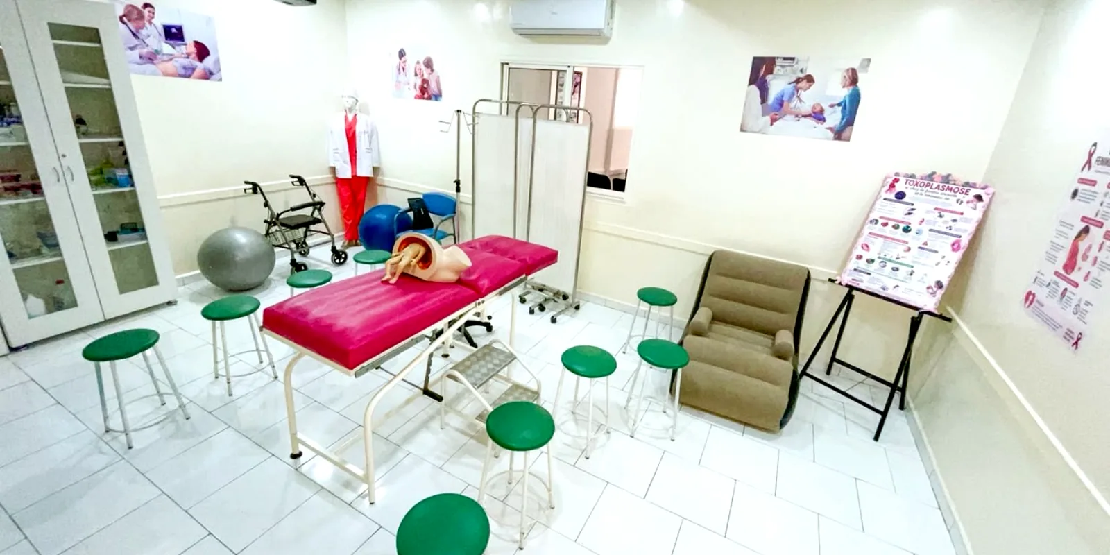 Salle de simulation obstétricale à l’EEMSI
